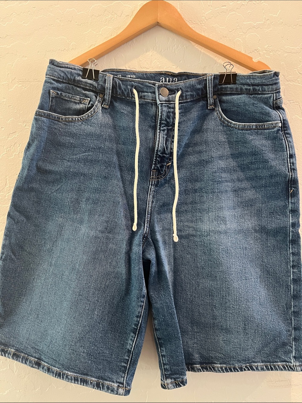 NWOT a.n.a SZ12 Low rise Oversized Relaxed Denim Shorts